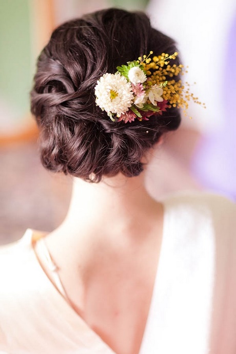 fryzura-lubna-z-kwiatem-97_3 Fryzura ślubna z kwiatem