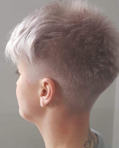 krotkie-fryzury-damskie-blond-2021-51_7 Krótkie fryzury damskie blond 2021