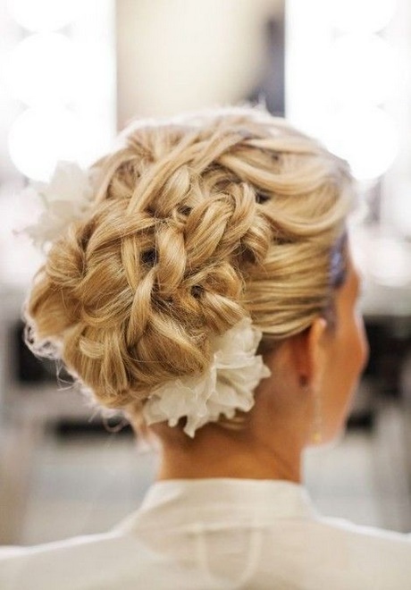 fryzury-damskie-dugie-wosy-na-wesele-92_13 Fryzury damskie długie włosy na wesele