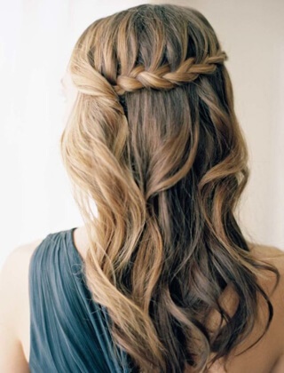 fryzury-damskie-dugie-wosy-na-wesele-92_14 Fryzury damskie długie włosy na wesele