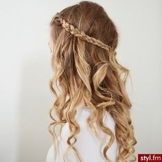 fryzury-dla-dziewczyn-na-wesele-60_18 Fryzury dla dziewczyn na wesele