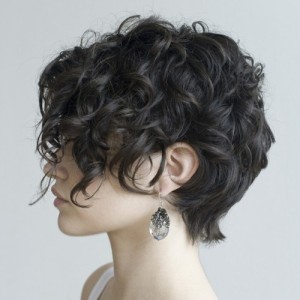 krotkie-fryzury-damskie-dla-wlosow-kreconych-65_17 Krótkie fryzury damskie dla włosów kręconych