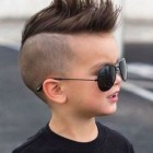 Modne fryzury dla chłopców 2023