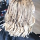 Krótkie fryzury damskie blond 2021