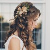 Fryzura na wesele z kwiatem